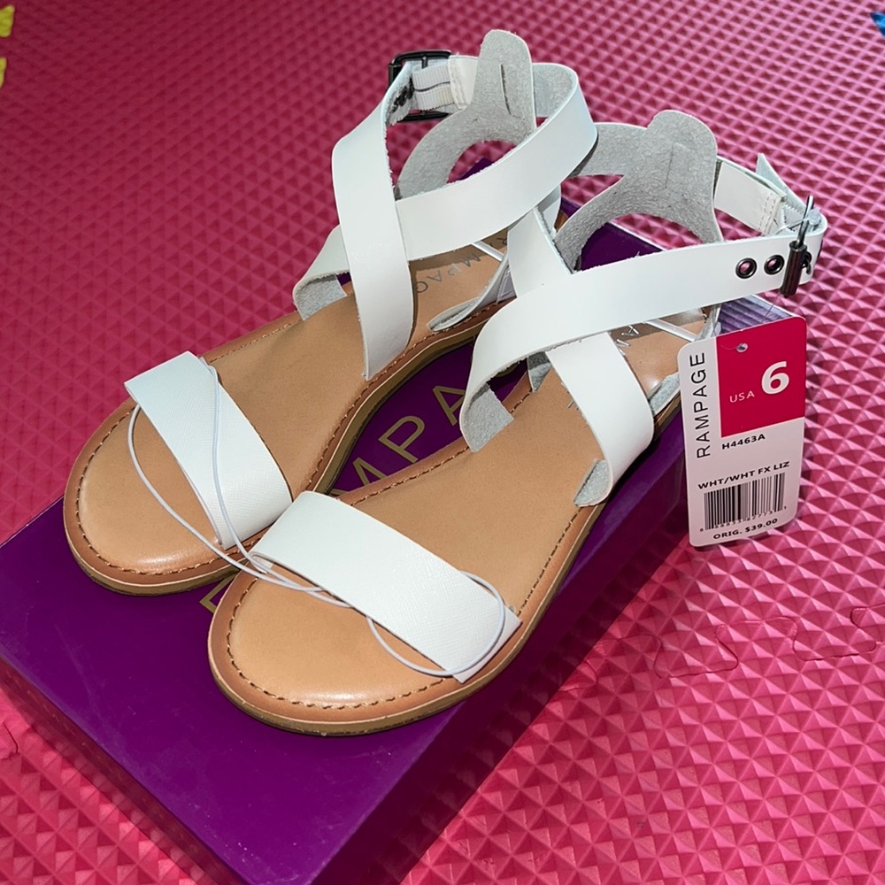NWT Summer White Comfy Chic Rampage Tera Sandals 6 Faux Vegan Saffiano Leather